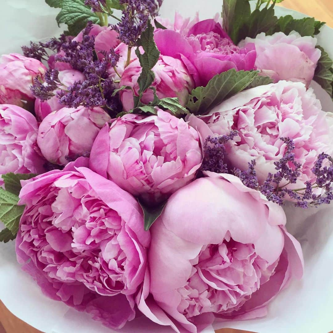 大森美希さんのインスタグラム写真 - (大森美希Instagram)「ちょっとアパート用に購入 #pivoine #peony #fleurs #flowers #paris #parilife #myfavouriteflower #relax #シャクヤク #ブーケ #パリ #パリ生活 #パリ散歩 #パリところどころ #海外生活 #海外で働く #花のある生活 #芍薬 #花 #リラックス #癒し」6月29日 8時22分 - mikiomori_