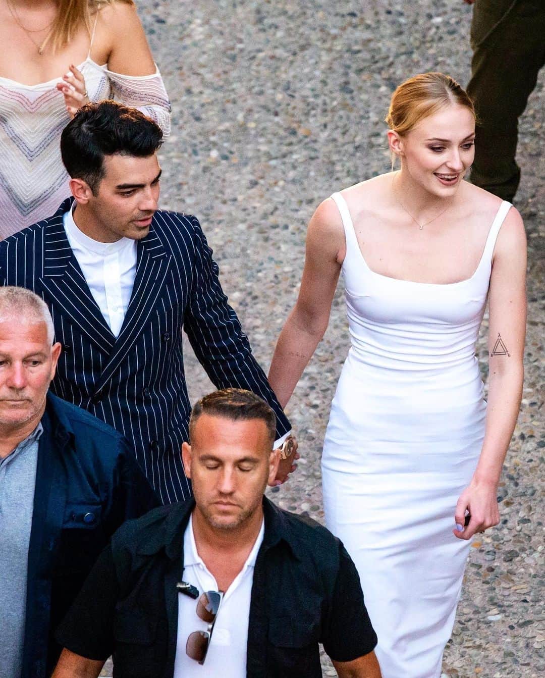 WHO WHAT WEARさんのインスタグラム写真 - (WHO WHAT WEARInstagram)「Mais oui, @sophiet and @joejonas are celebrating their second wedding in the South of France this weekend. 🇫🇷 Tap our link to see what celeb guests are wearing to the chic affair. photo: backgrid」6月29日 8時17分 - whowhatwear