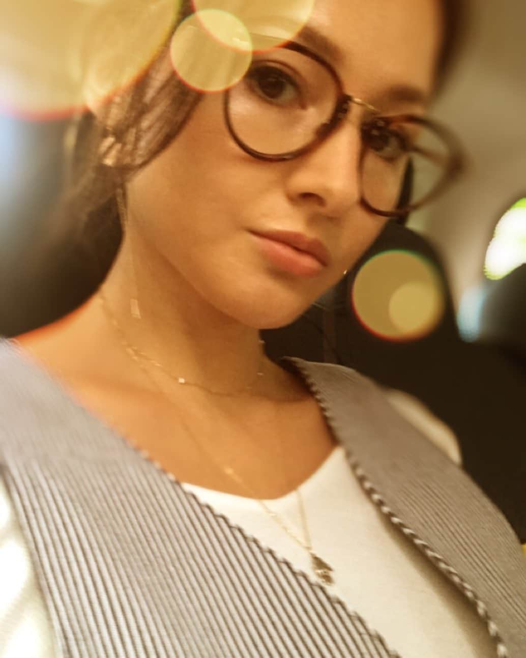 橋本麗香のインスタグラム：「大人なカジュアル、好きです。 まぁ 大人ですので 何を着ようが “大人の。。” になるのですがね。はい🤓 ． @coel_y . #眼鏡のお姉さんは好きですか #低気圧には逆らえない 🌫」