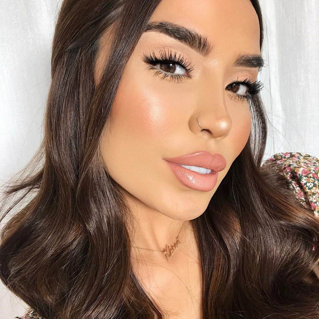 iluvsarahiiさんのインスタグラム写真 - (iluvsarahiiInstagram)「Serving major ojitos *flutters my lashes * gotta thank this bomb mascara for holding it down 👏🏼________________________________________________________ Mascara | @toofaced Damn Girl Mascara  Lips | @bitebeauty Peachy Nude lipstick + @kkwbeauty Lip Gloss  Highlight | @diormakeup Backstage Glow Face Palette  Brows | @maybelline Brow Pomade In Medium Dark  #iluvsarahii #tfdamngirl #toofacedpartner」6月29日 8時20分 - iluvsarahii