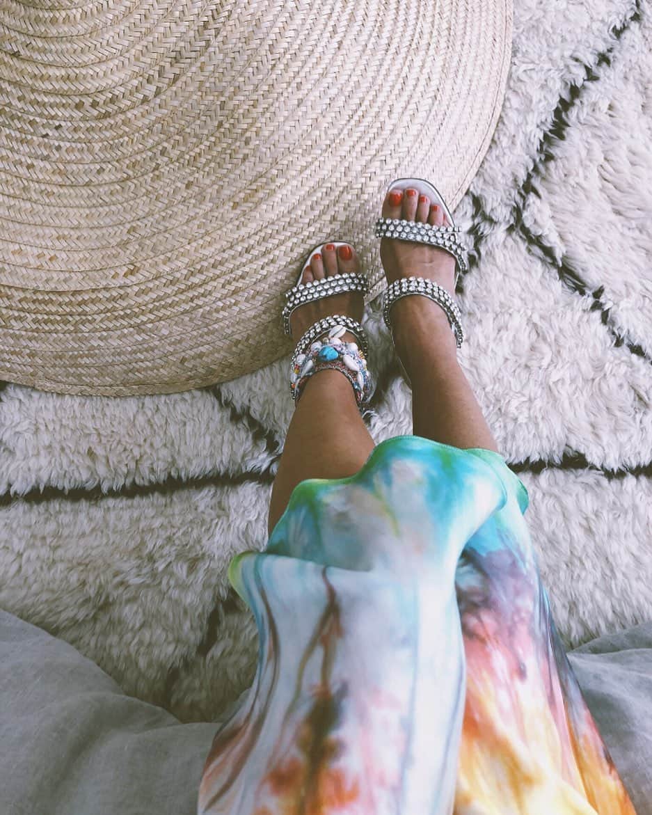 ダニジョーのインスタグラム：「Let’s go out tonight ✨🌈🦄 tap to shop @danielleasnyder’s Friday look #dannijogirls」