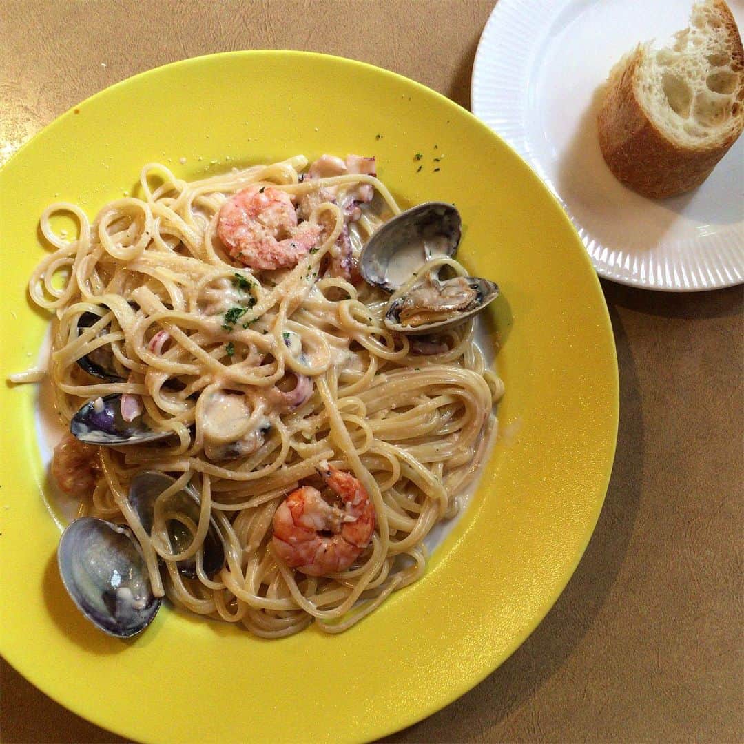のインスタグラム：「お昼に、魚介類のブランデー風味のリングイーネを。 いゃあたまらん。 狙ってきた鱧のパスタが売り切れていたのは残念だが、次回の楽しみができたってことで♪ #イケウチの出張 #イケウチの単独飯」