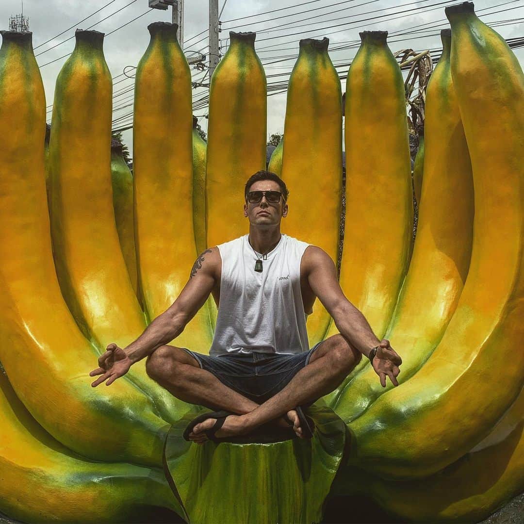 ジュリアン・カンさんのインスタグラム写真 - (ジュリアン・カンInstagram)「🍌🐒 🧘‍♂️바나나 명상 ㅋㅋ Trancendental Meditation. Focusing my chi. Aligning my chakras... On a stack of bananas 😂 🍌🐒 🧘‍♂️ #travel #travelgram #meditation #backpacking #backpacker #여행 #여행스타그램 #배낭여행」6月29日 13時58分 - julienkang