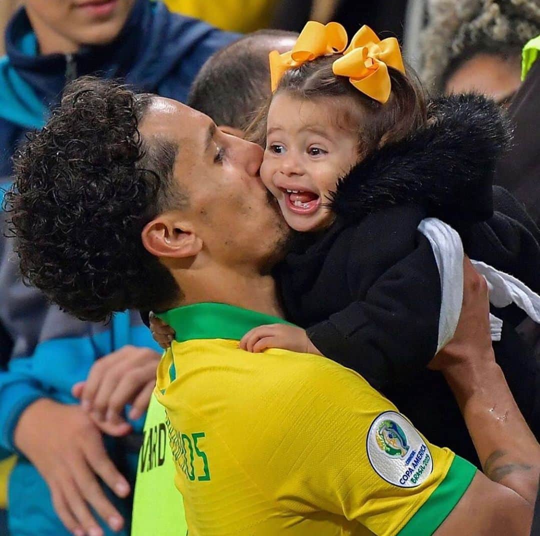 マルコス・アオアス・コレアのインスタグラム：「Uma foto que não precisa de legenda ❤️ #OMelhorBeijoDoMundo」