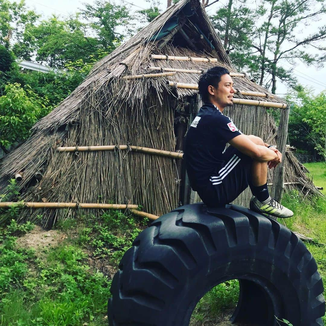 片山真人さんのインスタグラム写真 - (片山真人Instagram)「【ガチャスタグラム 仕事編】  今日はまず生坂村でいくサッカー⚽️ 大自然からの偉大なるパワーをもらい決戦の午後へ😆✨ #生坂村 #生坂小学校 #ウォーキングサッカー #大自然 #校庭隅に粋な建物 #松本山雅FC #yamaga #onesou1 #ガチャ #gacha #片山真人 #この後アルウィン #全校生徒69人 #ホームタウン #仲間 #早朝ガチャスタグラム #朝一からすいません」6月29日 8時35分 - gachastagram.11