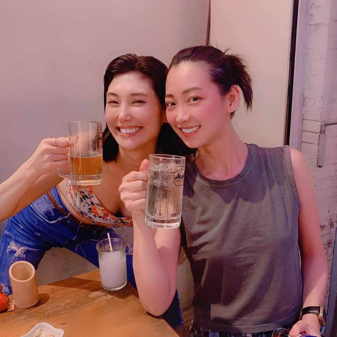 のインスタグラム：「@tomokomaeda とのんびり夜中まで過ごしました😊🍷 . カラダ作りをしているのでトモコには聞きたいことがたくさん！ 効かせたいところや身体の使い方を本当に的確に教えてくれて、 ピラティスの効果は彼女の抜群のスタイルが物語っています💓 . モチベーションが上がったので、 続けて頑張ろう💪 #ママモデル#男の子ママ#3歳#ピラティス」
