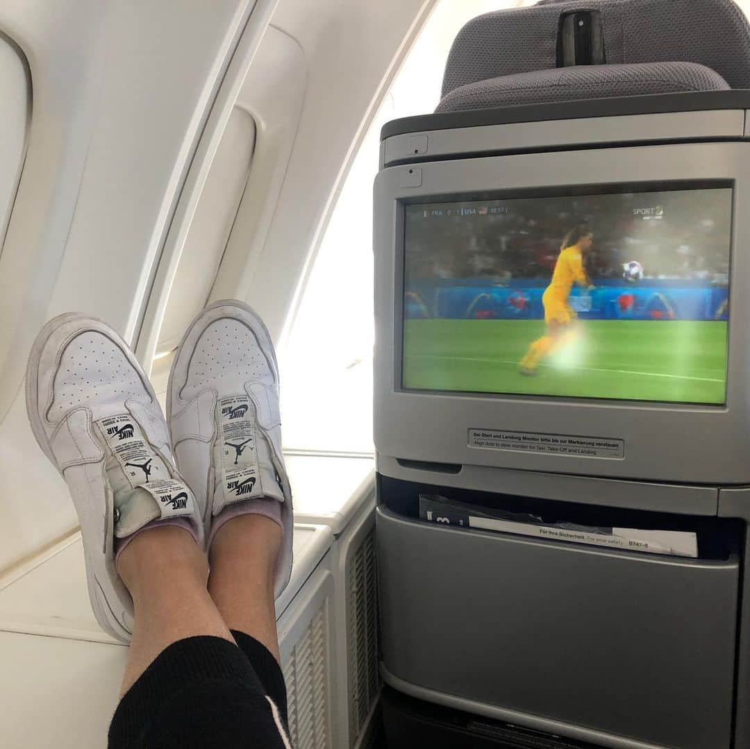 テリー・ハッチャーさんのインスタグラム写真 - (テリー・ハッチャーInstagram)「Not only can you fly across the world in a day...you can also watch brilliantly strong women compete LIVE @fifawomensworldcup #Congrats @uswnt Love travelling and all the great people I get to meet but there’s no place like. #homesweethome #grateful #tgif」6月29日 8時45分 - officialterihatcher