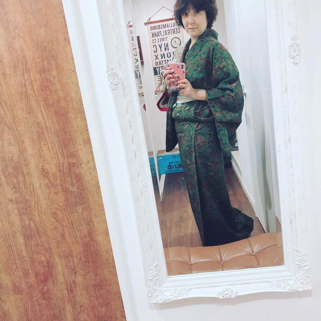 藤田朋子さんのインスタグラム写真 - (藤田朋子Instagram)「#いただきました #遠い #親戚のおばさん から #はつおろし #しつけ付き #私が着ていいのかな #奇跡的に #ぴったり #自分では選ばない #でも #どうかしら #藤田朋子 #着物 #浴衣 #おしゃれ #和装 #着物を着ている芸能人  #tomokofujita #kimono #fasion #actress #new」6月29日 8時56分 - chiendormant