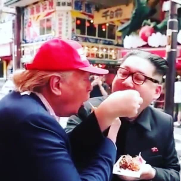 のインスタグラム：「たこ焼きクロス食べ(笑)。 #g20 #osaka #japan #usa #donaldtrump #southkorea #kimjongun #takoyaki #loveandpeace」