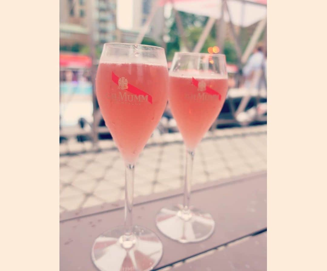 アンミカさんのインスタグラム写真 - (アンミカInstagram)「メゾンマム🥂が、ANAインターコンチネンタルホテル東京とコラボし、東京タワーを眺める屋外のガーデンプールにて【 #MUMMBEACHCLUB 】を6/29〜9/8まで夏季限定オープンするとのことで、仲良しメンバーでお顔を出してまいりましたよ☺️✨ 。 #マムグランコルドンロゼを楽しみましたよ🍾 #マムビーチクラブは一面ピンクの世界に💗 #都会の中心に居ながらにしてサントロペにいるリゾート気分に🌴 #ケリーとAtsushiくんは夏の柄で私とエレナはロゼカラーのピンクで🌴💗 #30席のみのラグジュアリーシートがあり💺 #ドレスコードはピンクとサマーバカンスでした🌺 #mummbeachclub #ghmumm」6月29日 8時51分 - ahnmikaofficial