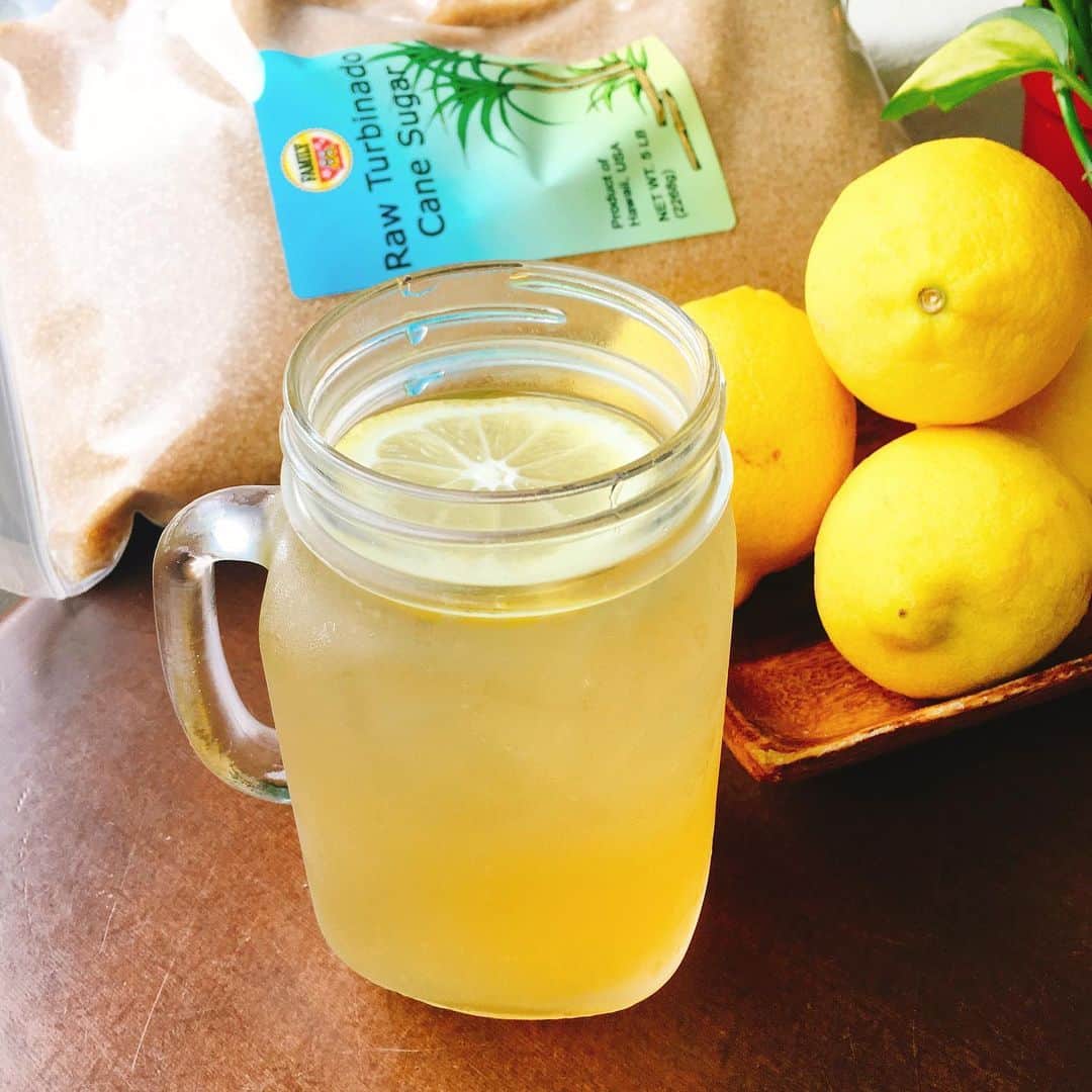 alohatable_waikikiさんのインスタグラム写真 - (alohatable_waikikiInstagram)「Home made Lemonade 🍋  #canesugar  #hawaiianwater  蒸し暑い日は、さっぱり自然な甘みの#レモネード でリフレッシュ！  #lemonade #homemadelemonade #hawaiianlemonade #refreshment #hawaiianrestaurant #waikikilunch #waikikidinner #hawaiitrip #ハワイアンレモネード #自家製レモネード #ハワイ旅行 #ハワイアンレストラン #癒しの一杯」6月29日 8時52分 - alohatable_waikiki