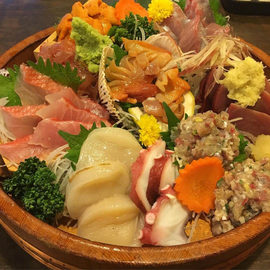 相馬絵美さんのインスタグラム写真 - (相馬絵美Instagram)「銚子に着いて夜ご飯は「磯料理 まるせん」さんへ。 銚子は海がすぐそこだから、新鮮でぷりっぷりのお魚が安くて美味しい！ 大満足。 これで撮影も頑張れる…！！ #銚子 #銚子電鉄 #電止め #電車を止めるな #磯料理 #まるせん #千葉」6月29日 8時54分 - somaemi