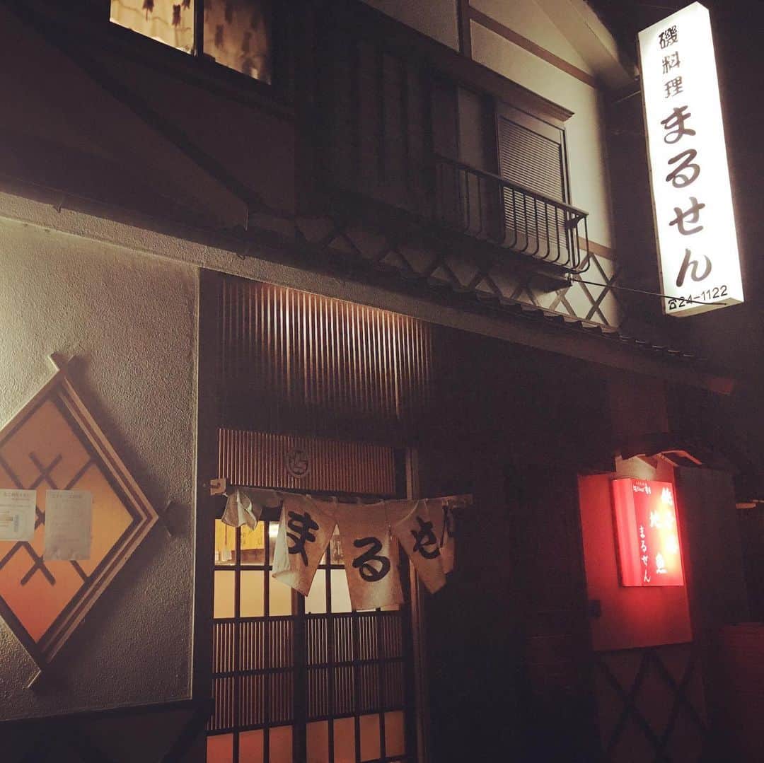 相馬絵美さんのインスタグラム写真 - (相馬絵美Instagram)「銚子に着いて夜ご飯は「磯料理 まるせん」さんへ。 銚子は海がすぐそこだから、新鮮でぷりっぷりのお魚が安くて美味しい！ 大満足。 これで撮影も頑張れる…！！ #銚子 #銚子電鉄 #電止め #電車を止めるな #磯料理 #まるせん #千葉」6月29日 8時54分 - somaemi