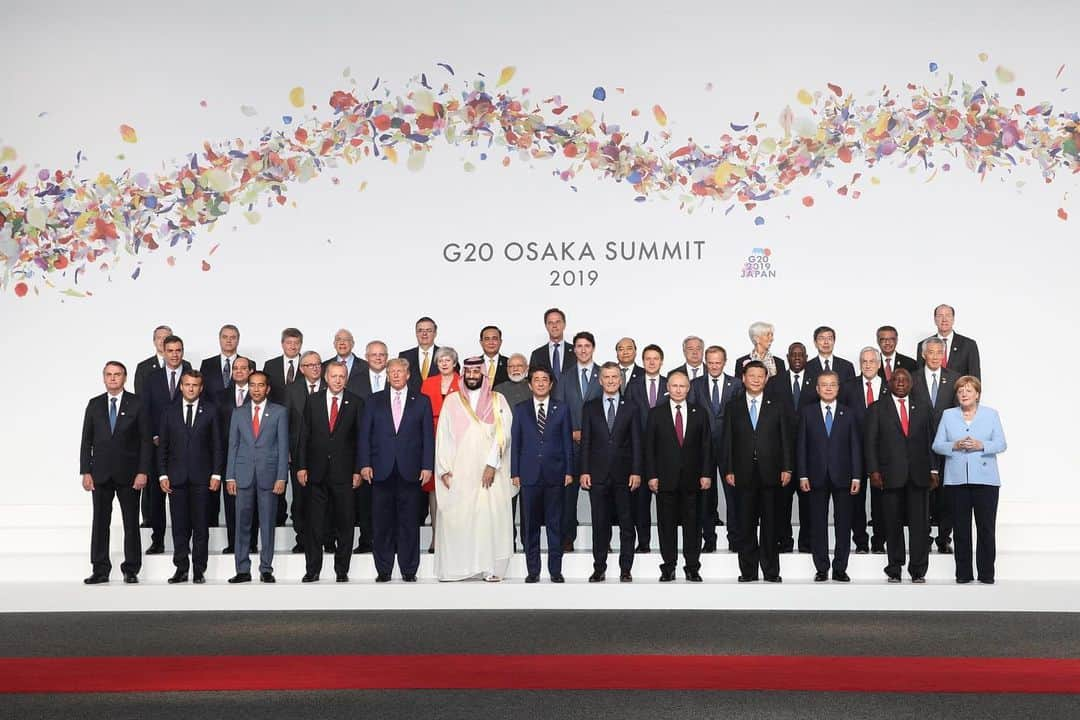 リー・シェンロンさんのインスタグラム写真 - (リー・シェンロンInstagram)「Met many leaders on the first day of @g20org. Many worried about the problems building up, and the threats to free trade and open economies.  At the plenary session, I spoke about the need to improve our multilateral trading system. We should work together to strengthen our global trading system’s foundations, develop new rules for the digital economy, and prepare our people and businesses to participate fully in the global economy. - LHL  #G20  #G20Japan  #G20大阪サミット ([1] PMO Photos; [2-4] MCI Photos by Chwee)」6月29日 8時59分 - leehsienloong