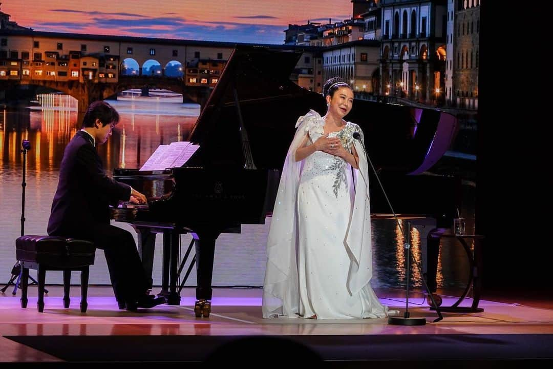 リー・シェンロンさんのインスタグラム写真 - (リー・シェンロンInstagram)「Day 1 of @g20org concluded with a Leaders dinner hosted by PM @shinzoabe. Against the backdrop of the magnificent Osaka Castle, guests were treated to performances that drew on the rich culture and heritage of the host country. Japan is known for its "omotenashi", hospitality from the heart, and has certainly lived up to its reputation! – LHL  #G20  #G20Japan  #G20大阪サミット ([1-3] Photos by me; [4] MCI Photo by Chwee)」6月29日 9時02分 - leehsienloong