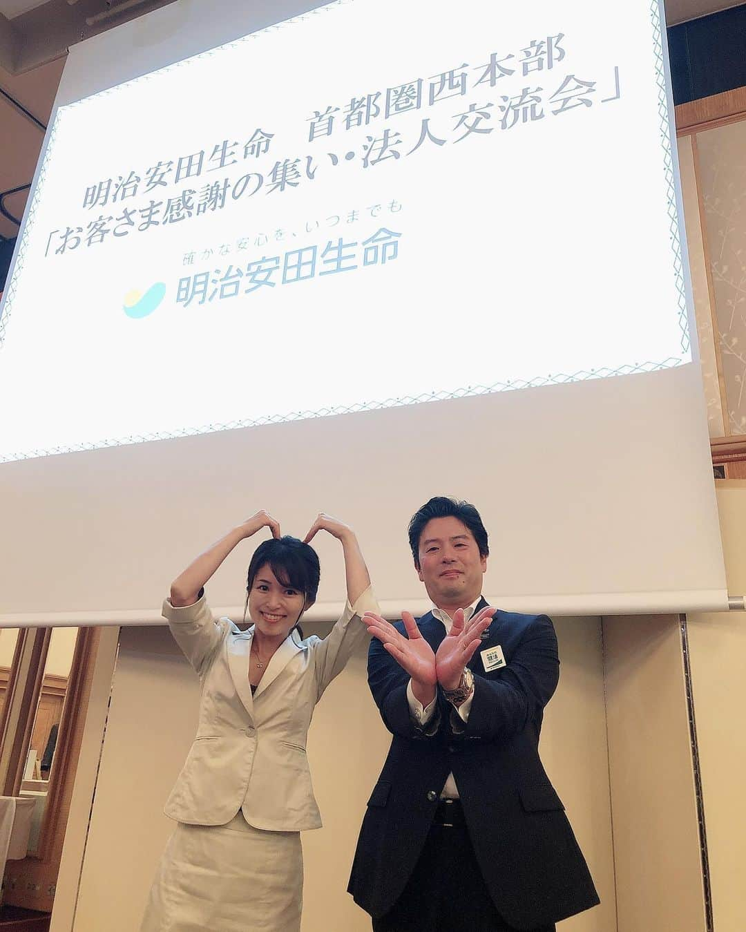 藤田りえさんのインスタグラム写真 - (藤田りえInstagram)「明治安田生命さんの法人交流会司会を務めさせていただきました！ メインMCの、明治安田生命グループマネージャーSさんと^_^ 石井明美さんや元フィンガー5のアキラさん、Ｊリーグクラブの皆さんをゲストに迎え、700人近くの会場は大盛況！ 生で学園天国や恋のダイヤル6700、cha-cha-cháが聴けるとは…と皆さん感慨深い様子でした。 日頃お世話になっている方々を精一杯おもてなしする明治安田生命の皆さんの思いに感動♡ 写真のポーズは 明治のMと安田のY 笑！  #藤田りえ #アナウンサー #フリーアナウンサー #イベント司会 #パーティー司会 #明治安田生命 #確かな安心をいつまでも  #Ｊリーグ #Ｊリーグクラブ #石井明美 さん #フィンガー5 #フィンガー5晃 さん #横浜ロイヤルパークホテル #法人交流会」6月29日 9時02分 - rie_fujita.ana