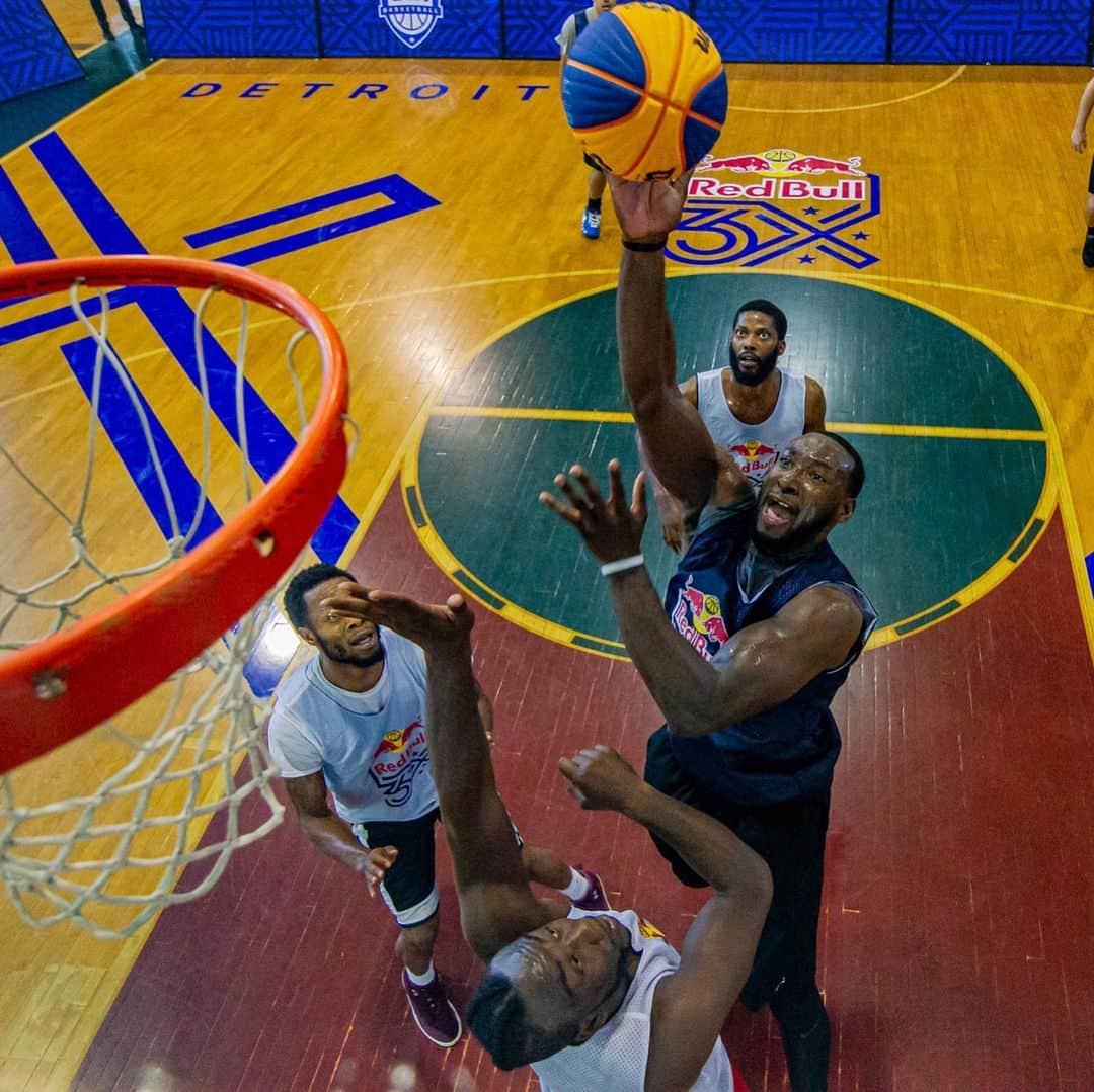 のインスタグラム：「One Red Bull 3X qualifier down! Swipe ⬅️ to see what went down in Detroit. ICYMI #RedBull3X IDs players who could potentially shine on @usabasketball men's and women's 3x3 national teams. If you’re a hooper, this is your chance to rep the USA. 🏀: @usab3x3 @usabasketball 🏆: Red Bull 3x 📍: link in bio for more info 📸: @briansevald #ballislife #basketball #bball #hoop #hoops #3x3 #usabasketball #redbull #givesyouwings」