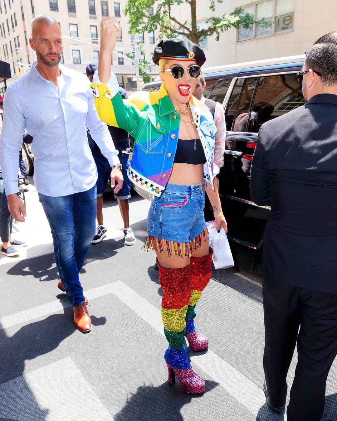 E! Onlineさんのインスタグラム写真 - (E! OnlineInstagram)「Don't be a drag, just be a queen, like Lady Gaga in this rainbow outfit for #StonewallDay and #WorldPrideDay. Follow our @stylecollective page for more fashion! (📷: Getty Images)」6月29日 9時04分 - enews