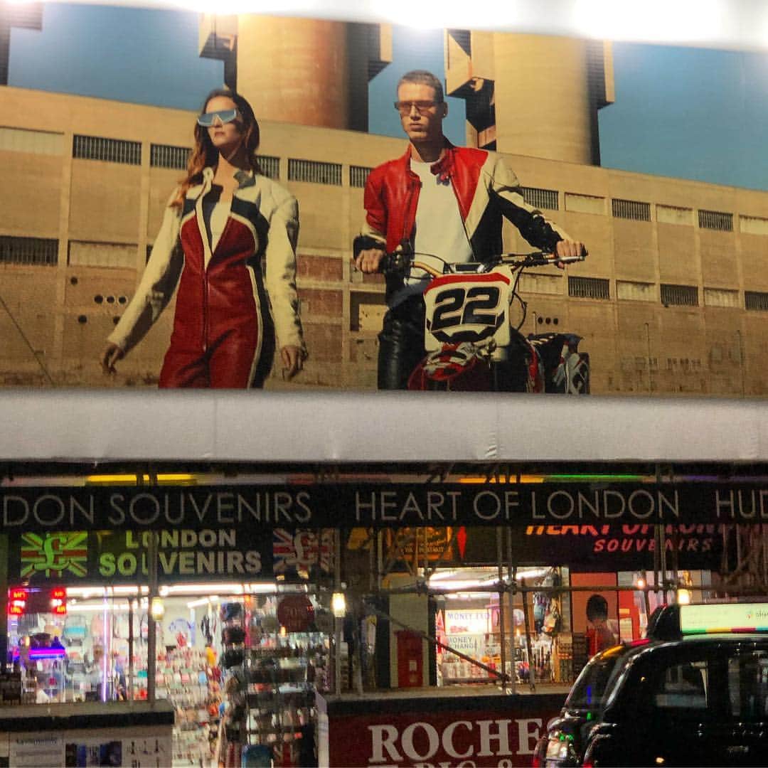 ケアリー・ハートさんのインスタグラム写真 - (ケアリー・ハートInstagram)「So cool seeing @crtwotwo on a fashion billboard in London 😂😂😂😂😂.」6月29日 9時13分 - hartluck