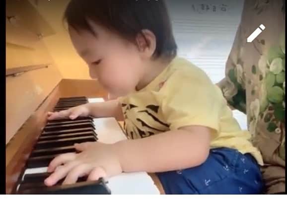 アレクサンダーさんのインスタグラム写真 - (アレクサンダーInstagram)「天才的にピアノ弾いてるよ❤️👶 初めてのピアノ、、、ビックリ だ‼️ 動画upしたよ #ピアニスト  #天才 #genio  #pianistas  #youtube」6月29日 9時29分 - alexanderfriends