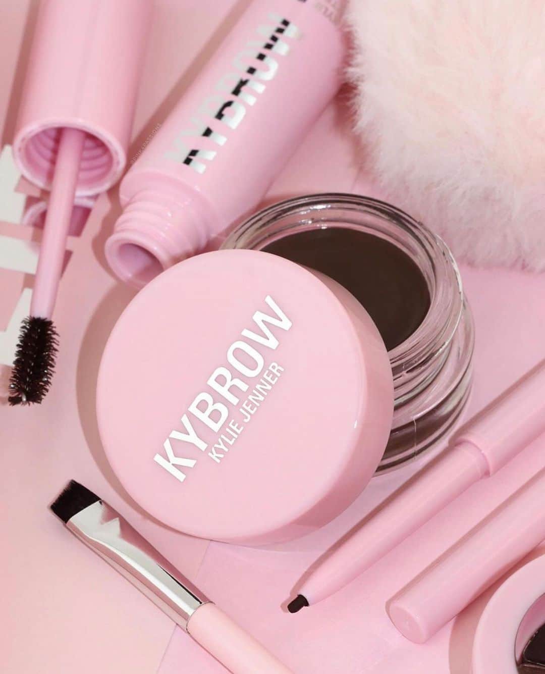 Kylie Cosmeticsさんのインスタグラム写真 - (Kylie CosmeticsInstagram)「Kybrow Collection 💘 shop now! ✨ cute pic by @pink4passions」6月29日 9時35分 - kyliecosmetics