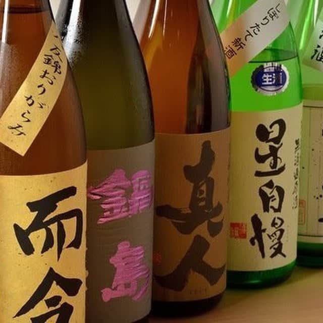 黒帯さんさんのインスタグラム写真 - (黒帯さんInstagram)「【神田】日本酒好きなおちょこ女子会〜Kokori日本酒が女性にブームってご存知ですか？日本酒というとどこかおじさん臭いイメージがありますが、 女性の間でも日本酒を飲まれる方が非常に増えているのです！ そんな日本酒好きな女子「おちょこ女子」 今回は神田のKokoriでおちょこ女子会してきました。 隠れ家的にひっそり佇む一戸建て和食店で かわいい雰囲気のお店です。 風の森日本酒の発砲酒 透明感のある味わいと、瑞々しい白いぶどうを思わせる香りで なめらかで柔らかい口あたりときめ細やかな味わいのお酒です。  天然刺身盛り合わせ  まぐろ　すずき　ひらめ　さわらあぶり　とびうお 新鮮なお刺身は最高のごちそう とっても美味しいです。  焼きそら豆 香ばしく焼き上げた皮をむいていただくと ふっくらとした豆がでてきて 野菜の新鮮さを感じました。  KOKORI特製湯葉のピザ 湯葉をピザ生地にしていて もっちりぱりっとした食感がくせになります。 とっても美味しかったです。  瀧自慢をいただきます。 こちらは、伊勢志摩サミットの食中酒に使われた清酒で。  爽やかな口当たりで、しっかりと飲み応えがあり、本当に美味しかったです。  京生麩田楽  自家製田楽味噌ともちもちの生麩あられが食感の妙！美味しかったです。 スイーツメニューがなかったので ちょうどいいデザートになりました。  最後の〆に ブルーベリー酢 さっぱり酸味と甘さもあり 口の中がすっきりしました。 手作り感が感じられ 丁寧さが感じられた素晴らしいお料理の数々で 他に気になるメニューが多いので リピートで訪れたいなと思いました。 Kokori（和味和酒ココリ） 050-5890-8409 東京都千代田区神田須田町1-6 #tokyo #dinner #sake #wine #kanda #御茶ノ水 #東京 @woomy.restaurant」6月29日 9時36分 - shin_kuroobisan