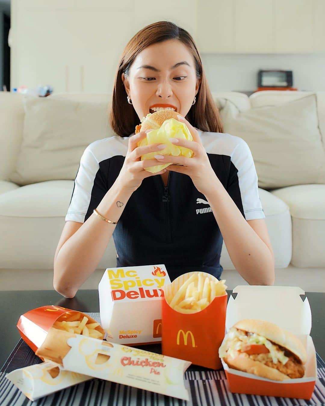 ソニアのインスタグラム：「Sinking my teeth into this delicious, juicy McSpicy Deluxe is EVERYTHING 👅  Inspired by the classic that all of us love (especially after a big night of partying 🤣), it’s packed with the mouth watering McSpicy patty, drizzled with jalapeno relish and topped off with EXTRA cheese 🤤  The McSpicy Deluxe is available at all McDonald’s restaurant for a limited time only. Indulge yourself today!!! @mcdsg #ad」