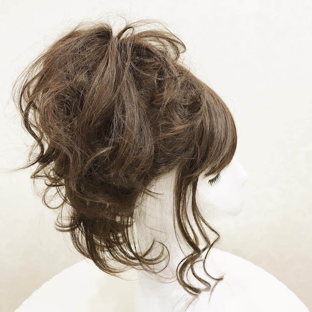AQUADOLL アクアドールウィッグさんのインスタグラム写真 - (AQUADOLL アクアドールウィッグInstagram)「おはようございます😃アクアドール名古屋サロンの野村です❗️ 梅田サロンの第2回cheerful partyに参加させて頂きますのでセットアレンジ練習中です😆 自分自身勝手な思い込みでウィッグでポニーテールはダメでしょう…と思ってましたが… やってみたら可愛い😍と思いました😆 サイドとバックおろしたら全然いけます💕 浴衣も結婚式も二次会もこれでオッケー👌ですよ❣️ ちなみにこちらのウィッグは pw001ショートボブ MBRモカブラウン ¥19,224-(税込)です💕  #AQUADOLL#アクアドール#アクアドールヴィーナス#アクアドールウィッグ#医療用ウィッグ#ウィッグ#wig#カツラ#ウィッグ生活#抗がん剤#抗がん剤治療#副作用#乳がん#がん#がん患者#脱毛症#円形脱毛症#自己免疫疾患#多発性脱毛症#薄毛#抜毛症#愛知県#名古屋市#名駅#女装#白髪#おしゃれさんと繋がりたい#ヘアアレンジ#アップヘア#ウィッグセット」6月29日 9時49分 - aquadollwig