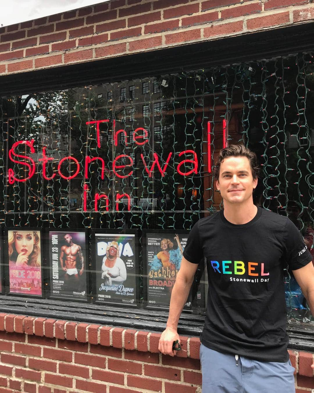 マット・ボマーさんのインスタグラム写真 - (マット・ボマーInstagram)「On this 50th anniversary of Stonewall, I’m so thankful to all of those brave souls who came before me, and fought for the rights we all have today. I also celebrate the many still to come. Love one another. #loveislove #pride #stonewall50」6月29日 9時51分 - mattbomer