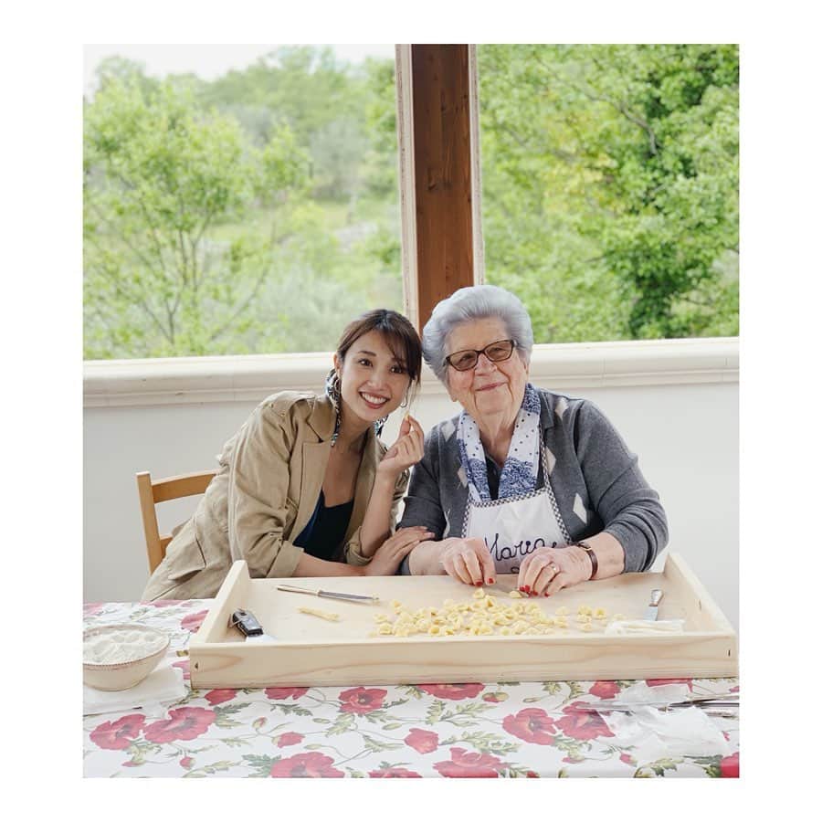 広瀬未花さんのインスタグラム写真 - (広瀬未花Instagram)「#Repost @tabisalad with ・・・ @micahirose この街で、いま人気なのが、 #クッキングレッスン 🍳 私も、可愛いご家族に #南イタリア料理 を 教えて頂きまーす✨ 89歳の可愛いおばあちゃん直伝のレシピです(o^^o)  Let's cooking👩‍🍳 _ #お料理教室 #伝統料理 #おばあちゃん #直伝のレシピ #レッツクッキング #トゥルッリデルボスコ #TrulliDelBosco #Alberobello #アルベロベッロ #イタリア #Italy _ #ABCテレビ #朝日放送テレビ #朝だ生です旅サラダ #土曜朝 #8時 #旅サラダガールズ  #広瀬未花 #海外 #旅 #travel #trip」6月29日 9時55分 - micahirose