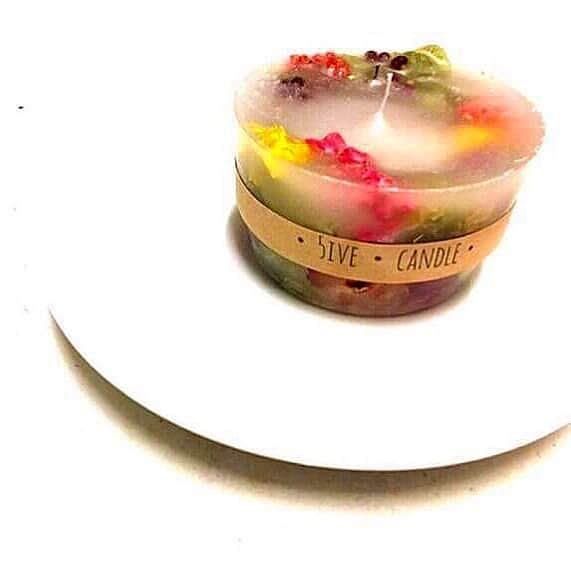 のインスタグラム：「【くらしくふくいマルシェ新着情報】﻿ イベント当日開催される「CoquetCoquette（コケコケット）」さんのワークショップ情報です。﻿ ﻿ 〜﻿ 『ボタニカルキャンドルのワークショップ』 ﻿ ﻿ ボタニカルキャンドルのレッスンをさせていただきます！ ﻿ ボタニカルキャンドルとは... ﻿ ドライフラワーやプリザーブドフラワーをワックスに入れて固めたキャンドルのことです。 ﻿ 見た目も可愛く、火を灯すととても綺麗でとてもいい香りがして癒されます。 ﻿ ﻿ カラフルな花材と ﻿ 沢山のアロマをお持ちします。 ﻿ 自分だけのオリジナルキャンドルを作りにいらしてください！ ﻿ ﻿ WS：2,000円／個 ﻿ 数に限りがあり、無くなり次第終了となります。 ﻿ 〜﻿ ﻿ その他のお店の情報や開催場所など、イベント詳細に関しましては、プロフィール（ @kurashiku_fukui ）にあるイベント特設ページ﻿URLよりご確認下さい。﻿ ﻿ お問い合わせ：0776-52-0004﻿﻿ くらしくふくい実行委員会﻿﻿ …﻿﻿ ﻿﻿ *****************************************************﻿﻿ 「ママとして、妻として、女性として」﻿﻿ ﻿﻿ 福井県は全国的に見ても共働き率の高い「働きもの」の土地柄。そんなくらしの中で、1人で何役もこなす福井の女性たちに「もっと楽しく」「もっと私らしく」福井のくらしを楽しんで欲しい。﻿﻿ ﻿﻿ 「くらしくふくい」は、そんな女性を応援するために、福井で生まれた地元の情報サイトです。﻿﻿ ﻿﻿ もしよろしければ、いいね！・フォローよろしくおねがいします♪﻿﻿ *****************************************************」