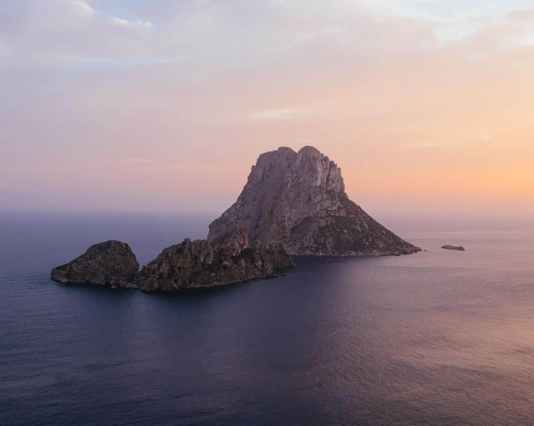 ロキシーさんのインスタグラム写真 - (ロキシーInstagram)「A beautiful Spanish sunset over Es Vedra to wrap up our trip #MakeWavesMoveMountains」6月29日 10時00分 - roxy