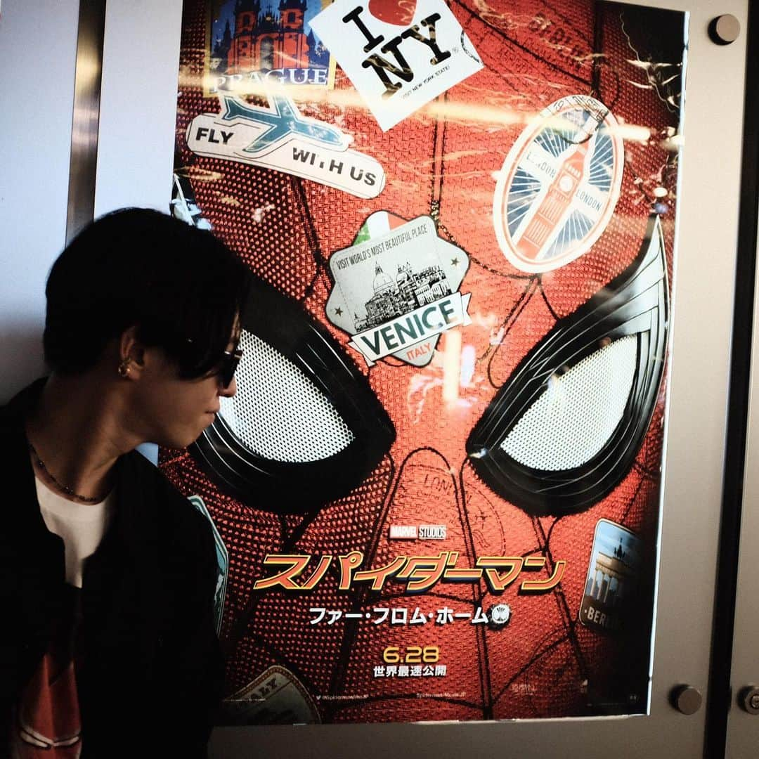 MOMIKENさんのインスタグラム写真 - (MOMIKENInstagram)「スパイダーマン最高だったぜ！もう次のフェイズが気になって仕方ない！ #momiken#spiderman#farfromhome #トムホランド可愛い#ゼンデイヤ可愛い# #パンフレット特別版ゲット #少し湿気ったポップコーンに梅雨を感じるこの頃は」6月29日 10時15分 - momiken_spyair