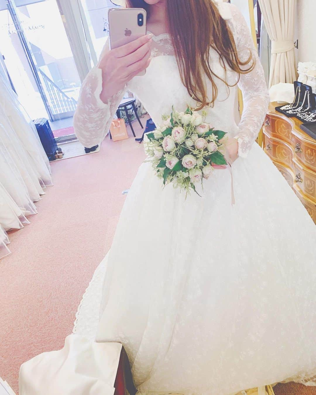 Dressy編集長 ♡miiさんのインスタグラム写真 - (Dressy編集長 ♡miiInstagram)「. . DressyOnlineに﻿ とってもステキなウェディングドレスが、 また入荷しました♥︎♥︎#すべて10万円以下﻿ ﻿4.9万円以下でとっても可愛くて綺麗なドレスが多いから、わたしもほしくてずっと見てる！﻿ . わたしの場合は、﻿ 地元でウェディングフォトが撮りたくて 自分でドレスを用意したいなぁ〜と思っているのと、﻿ ついでにおばあちゃんとかおじいちゃんにウェディングドレス姿を見せたい😘と思っている♥︎﻿ ﻿ キャッシュバックキャンペーンのときも﻿ 結婚式に来れないおばあちゃんやおじいちゃんに見せたくてドレスが欲しい方多かったな〜🤭﻿ やっぱりばーちゃんとじーちゃんには﻿ 私もどーしてもドレス姿直接見せたいもん♥︎﻿ ﻿ ﻿ 可愛いバイヤーちゃんが﻿ 毎日ドレス集めがんばってるから本当にすごい！﻿ みんなに見て欲しい♥︎♥︎﻿ ﻿そしてみんなが幸せなドレスに巡り会えたらうれしいな。 ﻿ --------------﻿ *﻿ #プラコレ #Drsssy花嫁﻿ #weddingdress #DRESS﻿ #運命の1着 #運命のドレス﻿ #ドレス迷子 #ドレスショップ﻿ #ウェディングドレス﻿ #lfl #like4like #likeforlike﻿ #DressyOnline #花嫁 #女子力﻿ #一度きりの人生魔法にかけられて﻿ #魔法 #ドレシーオンライン﻿ #プレ花嫁 #卒花 #結婚式場﻿ #wedding #bridal﻿」6月29日 10時15分 - dressy_mii