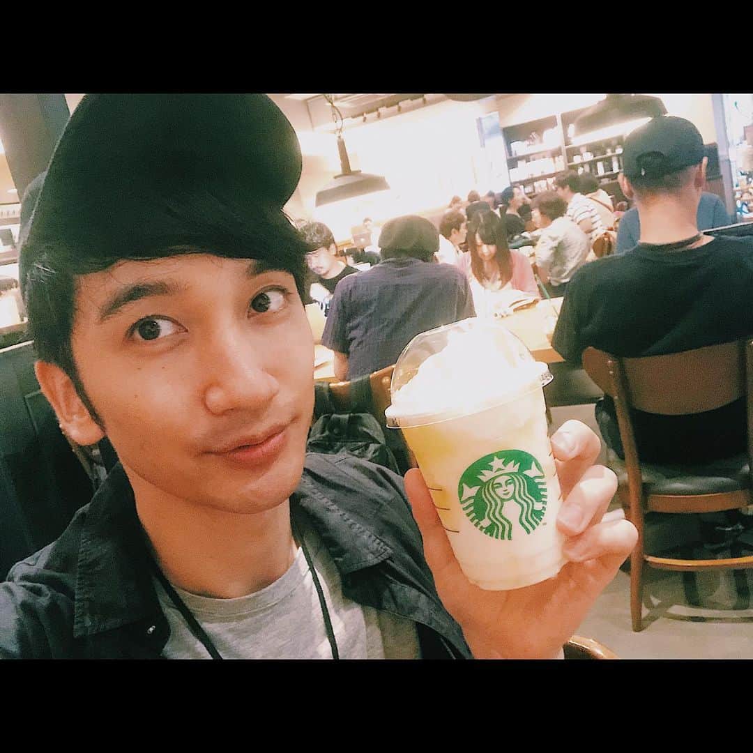 のインスタグラム：「先日のエルネムでも報告しましたが、スターバックスの新作いただいてきました☺️ 前回は飲むプリン、今回は飲むチーズケーキ！ サクサク食感はタルトみたい！！ オススメのスイーツがあれば教えてください👍  #吉本新喜劇 #よしもと新喜劇 #新喜劇 #FM802」