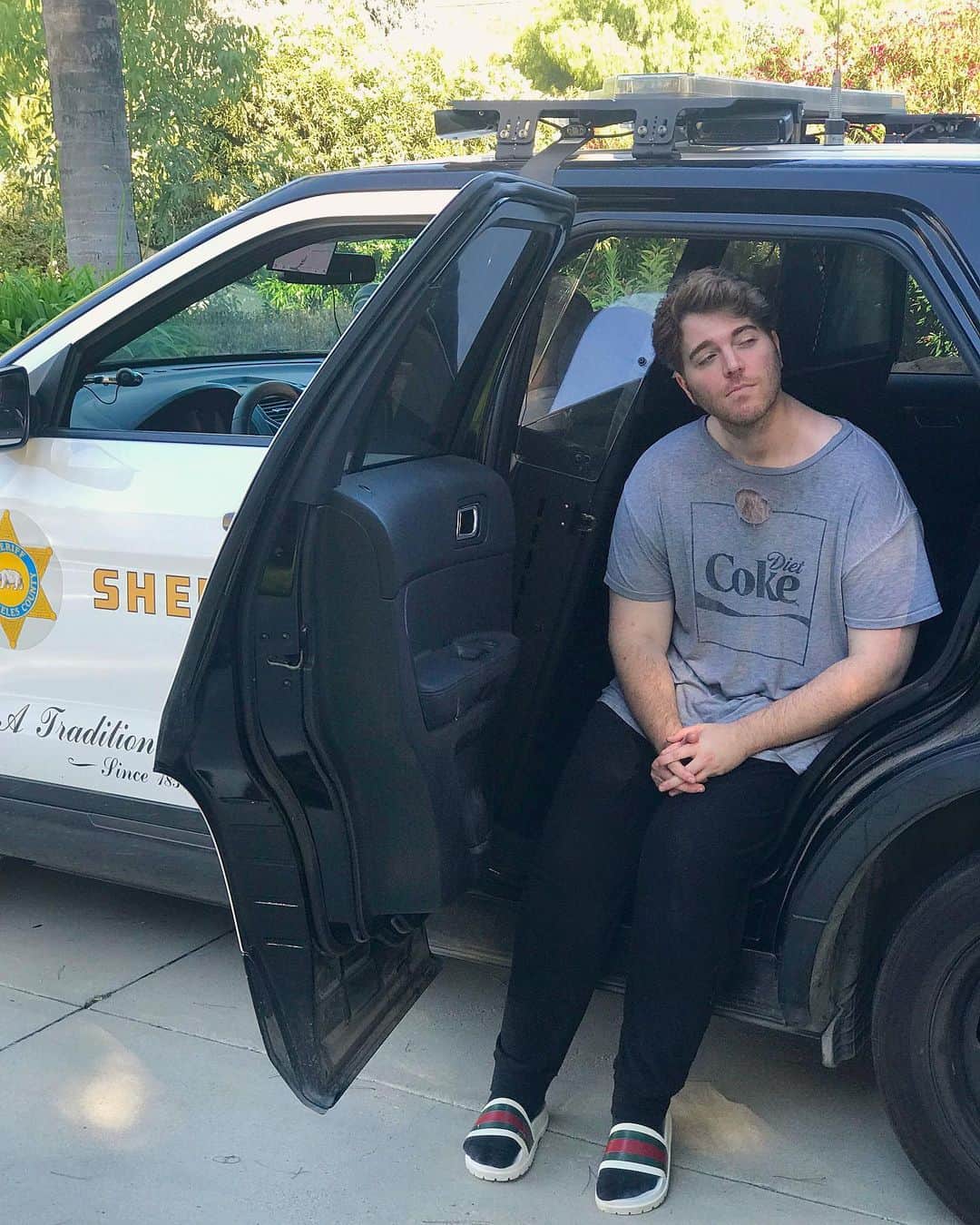 シェーン・ドーソンのインスタグラム：「I get my best thinking done in the back of a cop car.」