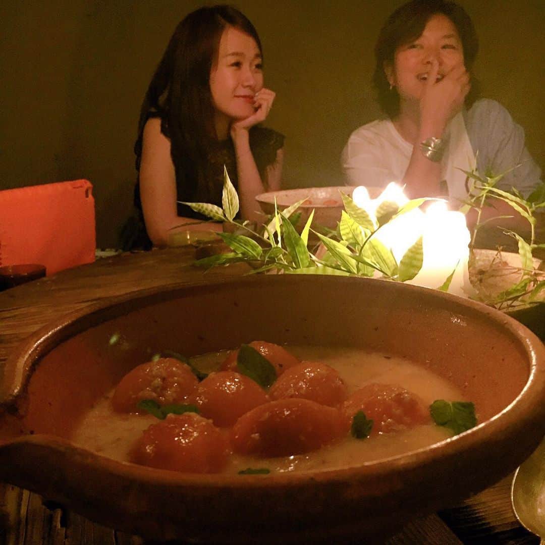 栗原友さんのインスタグラム写真 - (栗原友Instagram)「京都でもお誕生日お祝いしていただきましたー。 東京からは白眼がいつもイケてるまゆみちゃん @kingmayummy も参加。 @farmoon_kyoto に行ったら友人のジョンくんもいて @hijika_agenda 嬉しいサプライズ。たくさんのお料理と楽しいおしゃべりであっという間の3時間でした。 最後に出てきたイノシシのおこわが死ぬほど美味しくて悶絶。」6月29日 10時11分 - kuri__tomo