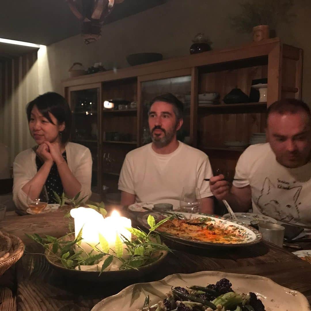栗原友さんのインスタグラム写真 - (栗原友Instagram)「京都でもお誕生日お祝いしていただきましたー。 東京からは白眼がいつもイケてるまゆみちゃん @kingmayummy も参加。 @farmoon_kyoto に行ったら友人のジョンくんもいて @hijika_agenda 嬉しいサプライズ。たくさんのお料理と楽しいおしゃべりであっという間の3時間でした。 最後に出てきたイノシシのおこわが死ぬほど美味しくて悶絶。」6月29日 10時11分 - kuri__tomo