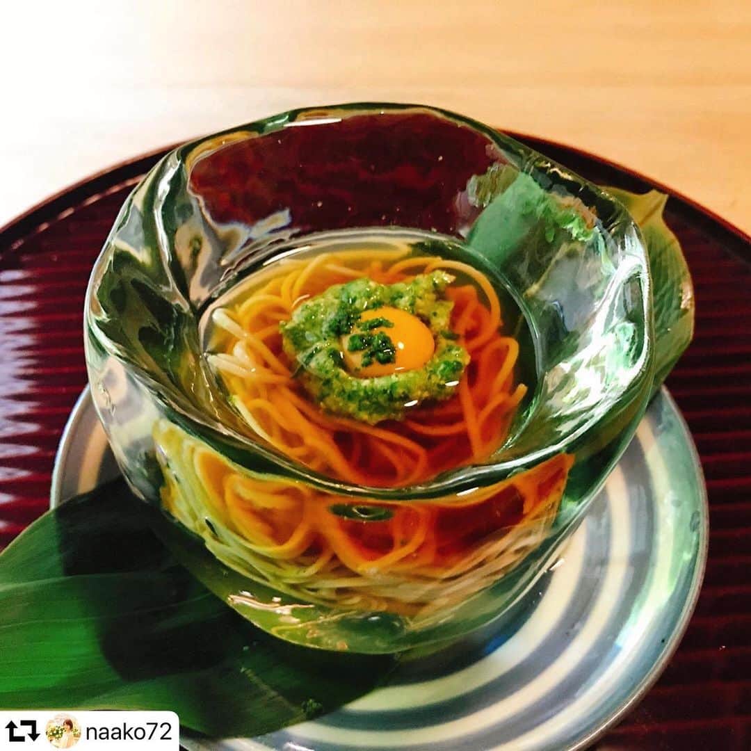 のインスタグラム：「【松川】赤坂。 東カレ倶楽部メンバー様よりリポスト。 * #repost @naako72 ・・・ * 【松川】@赤坂 * 松川、夏の風物詩🌿👒 氷で作られた器に入ったお蕎麦🎐🥢 この氷の器、一つ一つ手作りされているんですよ💎 オクラと鶉の卵入り🐣💓 * そして…いくら、ちりめん山椒、生カラスミ、焼き海苔の4色松川丼🍚 今回は3杯お代わり🙌 本当は5杯くらい食べれるけど、 この日はディナーの予定もあったから我慢🤭笑 * 最後は水羊羹とお抹茶で🍵 * 完全紹介制、そして予約困難店。 ランチとディナーの内容は同じですが、 今から取れる予約は来年の4月🙌 * 私は次回9月に訪問🍄 松茸を満喫しに行くのっ🍁 * いつも貴重なお席をありがとうございます✨ ごちそうさまでした☺️🎐 * 🌟2019.06月 menu🌟 * ・先付: 鮑と雲丹の煮こごり、鮑の肝 ・鱚とベルーガキャビアの飯蒸し ・お造り: 淡路の鰈、唐津の赤雲丹 🐟 ・スルメイカのルイベ ・お椀: 虎魚、丸茄子 🐟🍆 ・北海道噴火湾の毛蟹、キクラゲ、土佐酢のジュレ ・鱧の焼き霜造り(ちり酢)、バチコ、揚げとうもろこし🌽 ・焼物一: 和歌山県有田川の稚鮎、蓼酢🐟 ・焼物二: 賀茂茄子🍆 ・焼物三: 島根県宍道湖の鰻、揚げ牛蒡 ・箸休め: 高知県徳谷トマト🍅、蓴菜 ・淡路の鱧しゃぶしゃぶ🐟 ・お蕎麦 (オクラ、鶉の卵)🥢 ・白ご飯🍚 〜いくら、カラスミ、ちりめんじゃこ、海苔〜 、赤出汁、鰹、茄子と胡瓜のお漬物 ・水羊羹、お抹茶🍵 * #松川 #ランチ #和食 #蕎麦 #いくら #カラスミ #水羊羹 #夏 #予約困難 #完全紹介制 #グルメ #東カレ倶楽部」