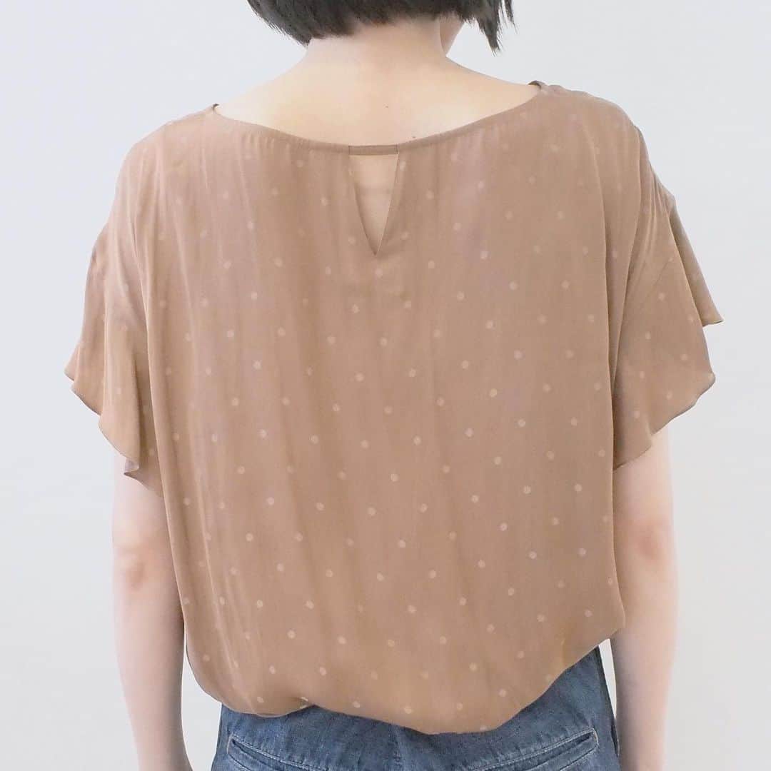 kumikyokuさんのインスタグラム写真 - (kumikyokuInstagram)「. 上品な光沢感と落ち感のあるヴィンテージサテンにジャガード織でドットを表現したブラウスは、袖のフレアディテールとバックスタイルの三角空きデザインがポイント。 シワになりにくく、ご自宅で洗えるイージーケアが嬉しいアイテムです。 blouse(BL0103)¥9,800  feature -vintage satin gather dot- >>プロフィールURLよりfeatureをチェック  6/28(金)よりクリアランスセールスタート 今シーズンアイテムが30%off〜  #kumikyoku #組曲 #ヴィンテージサテン #ジャガード #トット #フレアスリーブブラウス #tブラウス #フレア袖 #フレア袖ブラウス #バックコンシャス #シワになりにくい #イージーケア #洗える #キレイめカジュアル #夏コーデ #着まわし力抜群 #オンオフ対応 #新作 #feature」6月29日 10時13分 - kumikyoku_jp