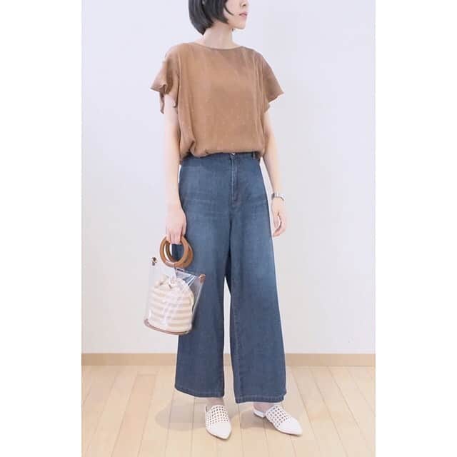 kumikyokuさんのインスタグラム写真 - (kumikyokuInstagram)「. 上品な光沢感と落ち感のあるヴィンテージサテンにジャガード織でドットを表現したブラウスは、袖のフレアディテールとバックスタイルの三角空きデザインがポイント。 シワになりにくく、ご自宅で洗えるイージーケアが嬉しいアイテムです。 blouse(BL0103)¥9,800  feature -vintage satin gather dot- >>プロフィールURLよりfeatureをチェック  6/28(金)よりクリアランスセールスタート 今シーズンアイテムが30%off〜  #kumikyoku #組曲 #ヴィンテージサテン #ジャガード #トット #フレアスリーブブラウス #tブラウス #フレア袖 #フレア袖ブラウス #バックコンシャス #シワになりにくい #イージーケア #洗える #キレイめカジュアル #夏コーデ #着まわし力抜群 #オンオフ対応 #新作 #feature」6月29日 10時13分 - kumikyoku_jp