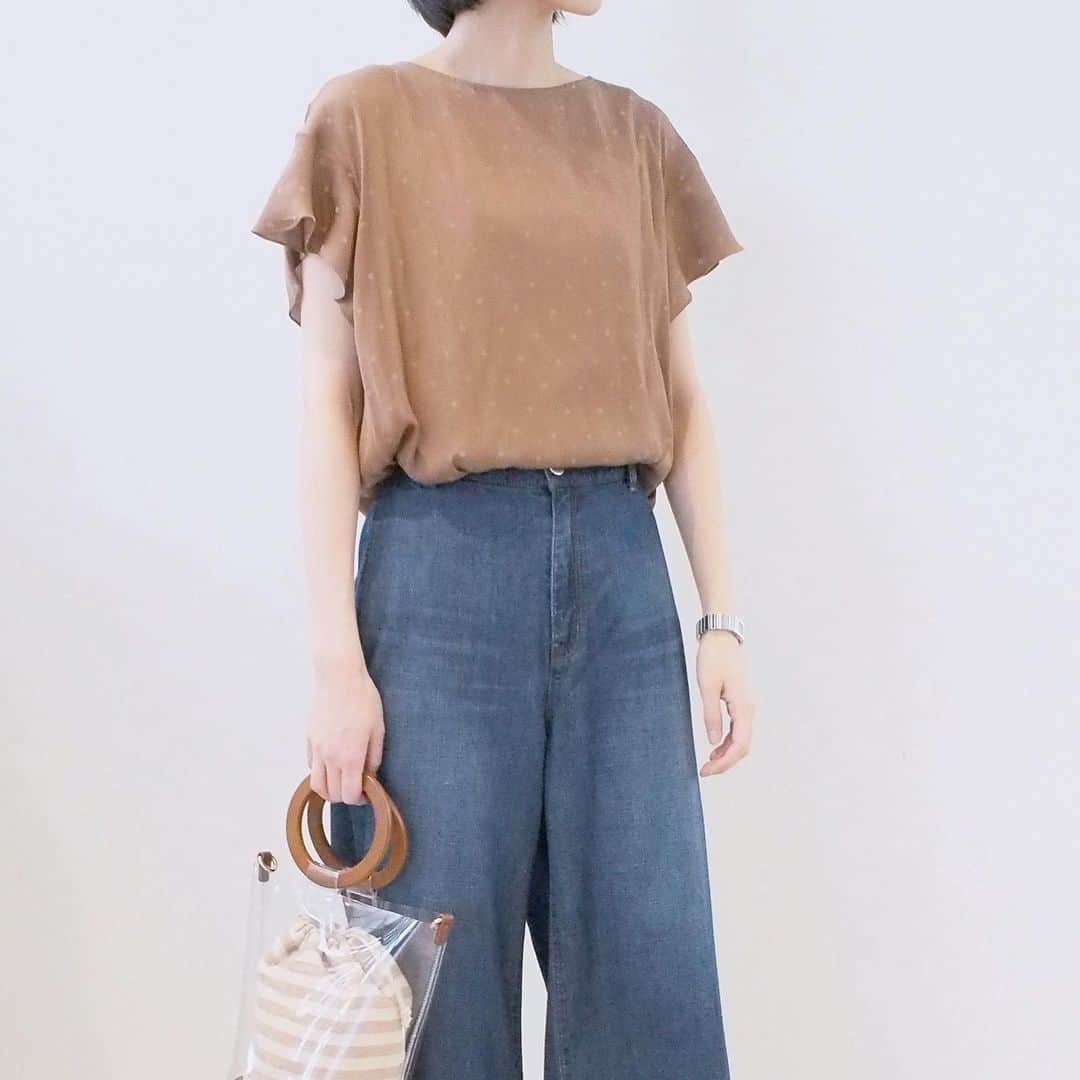 kumikyokuさんのインスタグラム写真 - (kumikyokuInstagram)「. 上品な光沢感と落ち感のあるヴィンテージサテンにジャガード織でドットを表現したブラウスは、袖のフレアディテールとバックスタイルの三角空きデザインがポイント。 シワになりにくく、ご自宅で洗えるイージーケアが嬉しいアイテムです。 blouse(BL0103)¥9,800  feature -vintage satin gather dot- >>プロフィールURLよりfeatureをチェック  6/28(金)よりクリアランスセールスタート 今シーズンアイテムが30%off〜  #kumikyoku #組曲 #ヴィンテージサテン #ジャガード #トット #フレアスリーブブラウス #tブラウス #フレア袖 #フレア袖ブラウス #バックコンシャス #シワになりにくい #イージーケア #洗える #キレイめカジュアル #夏コーデ #着まわし力抜群 #オンオフ対応 #新作 #feature」6月29日 10時13分 - kumikyoku_jp