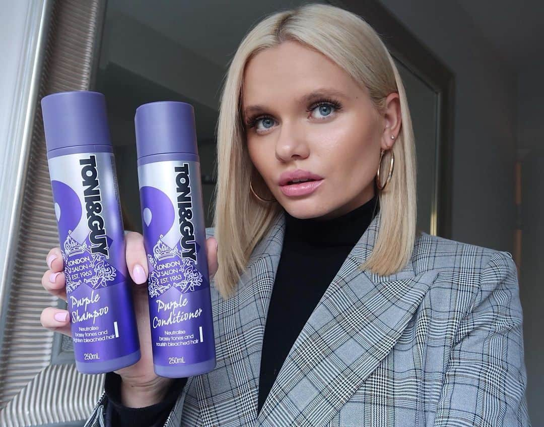 アリ・シンプソンさんのインスタグラム写真 - (アリ・シンプソンInstagram)「@toniandguyproducts_au has pulled throughhhh with their range of purple shampoo and conditioner!! when I lose my cool blonde to gold/yellow tones this stuff bounces me right back for real!!! 💜🖤💜 #LifeSaver #Collab #ThePurplePack」6月29日 10時24分 - allisimpson