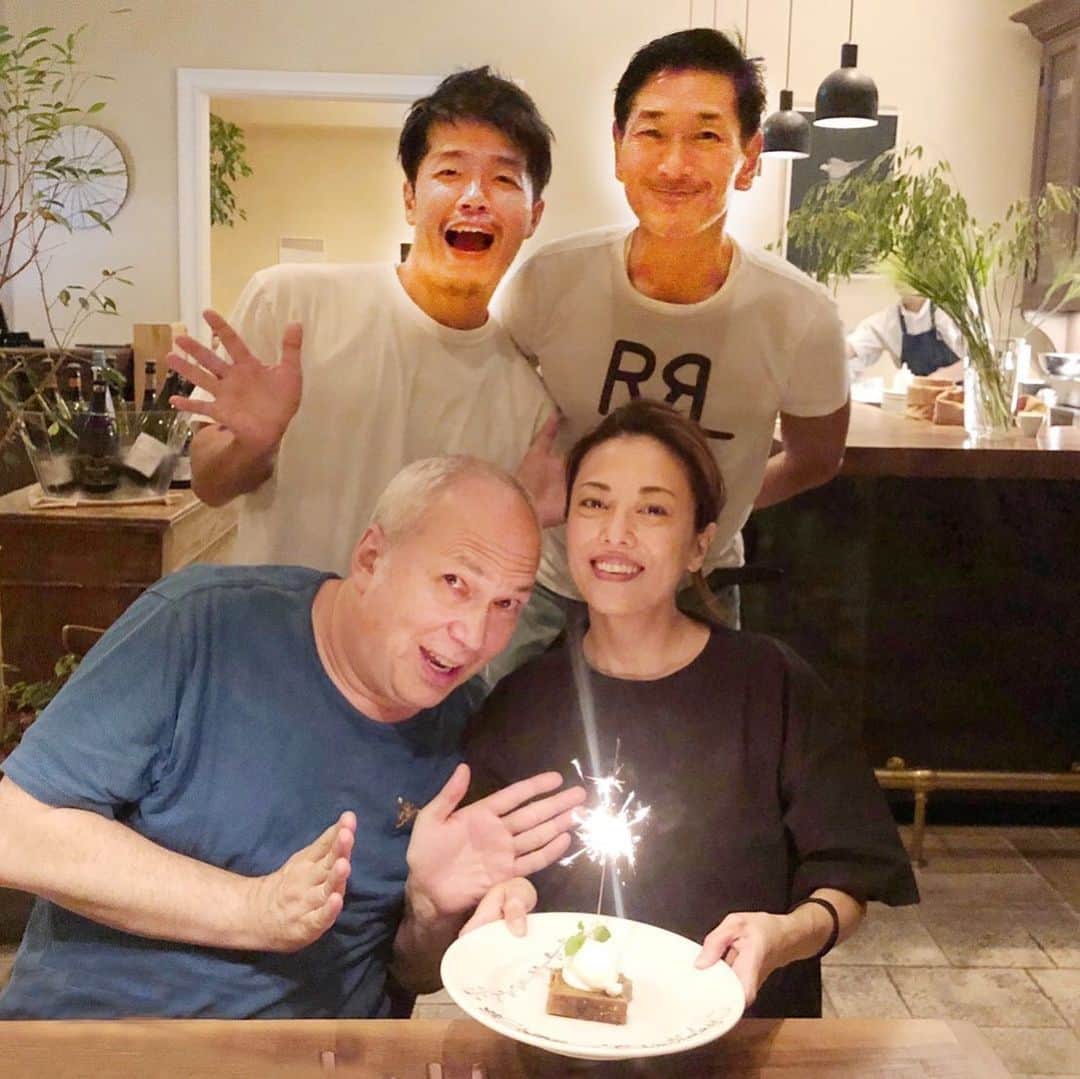 のインスタグラム：「1ヶ月くらいずーっとお祝いして貰ってる感じ！ありがとうございます🙏家族愛❤️」