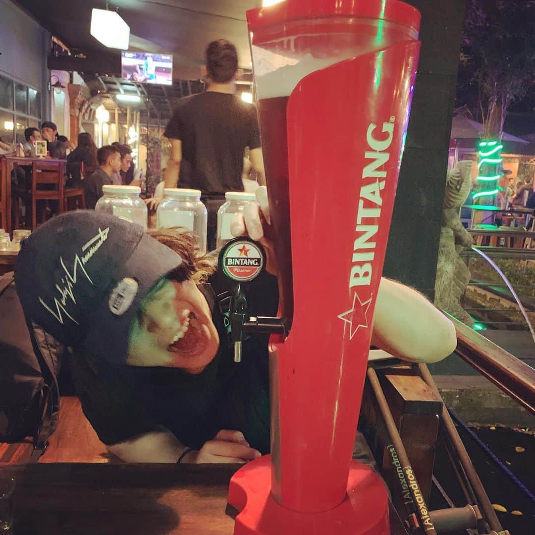 磯部寛之のインスタグラム：「Thank you Jakarta for an amazing night! We’ll be back soon so we won’t have to make you wait for another 4 years. I’ll see you then! Love you all, and the BINTANG TOWER. Hiro ジャカルタ、最高な夜をありがとうございました。次は4年も待たせなくていいように、早く戻ってきたいと思ってます。またその時会えるのを楽しみにしてます。ビンタンビールのタワー楽しい◎ ひろ #alexandros #sleeplessinbrooklyn #sleeplessinjakarta #jakarta #mncconferencehall #bintang #ジャカルタ #ありがとう #ビンタンビール #タワー #サーバー #ごと #持ってこーい #ふはは」