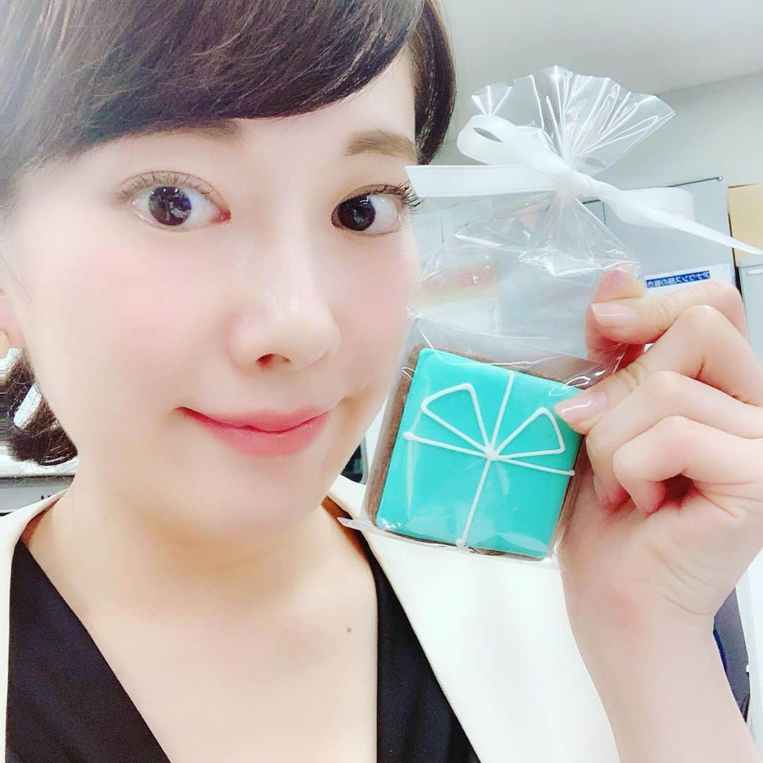 新垣泉子さんのインスタグラム写真 - (新垣泉子Instagram)「『ティファニーカフェ』のお土産☆  ティファニーブルーのクッキー☆ もったいなくて食べられない！ ギリギリまで飾っておこう(o^^o)  #いつか行ってみたい #ティファニーカフェ #ティファニー #ティファニーブルー #ティファニークッキー #tiffany  #可愛い #食べるのがもったいない #と言いつつ食べる」6月29日 10時34分 - motoko.arakaki