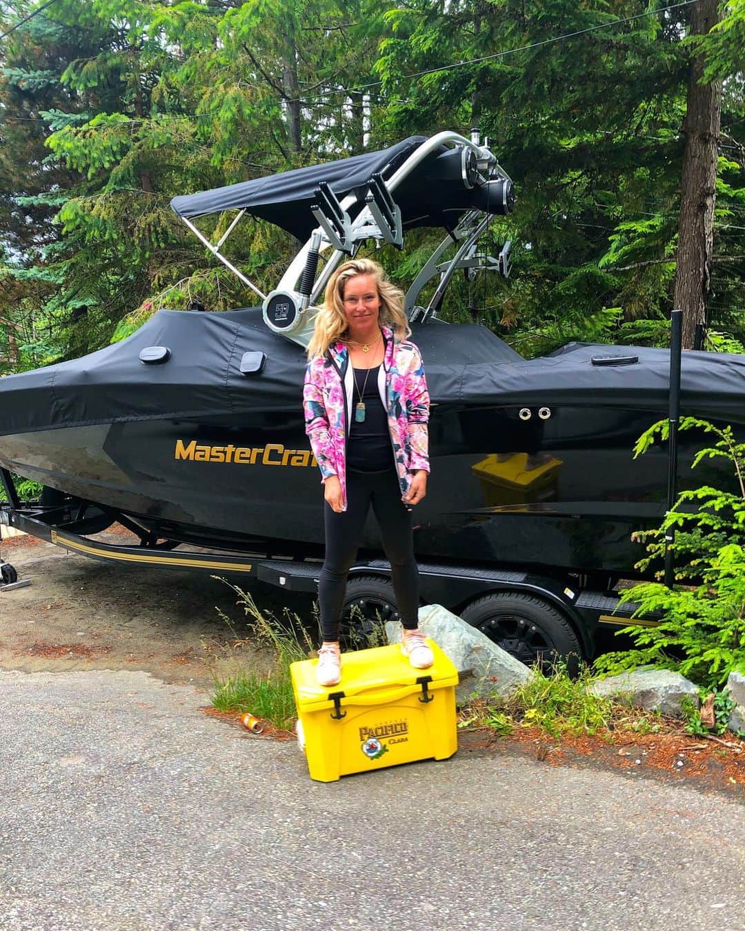 ジェイミー・アンダーソンのインスタグラム：「Weekend vibes 👌 This new cooler is key for boat life! Thanks @pacifico #livelifeanchorsup #sponsored (Msg for 21+.)」