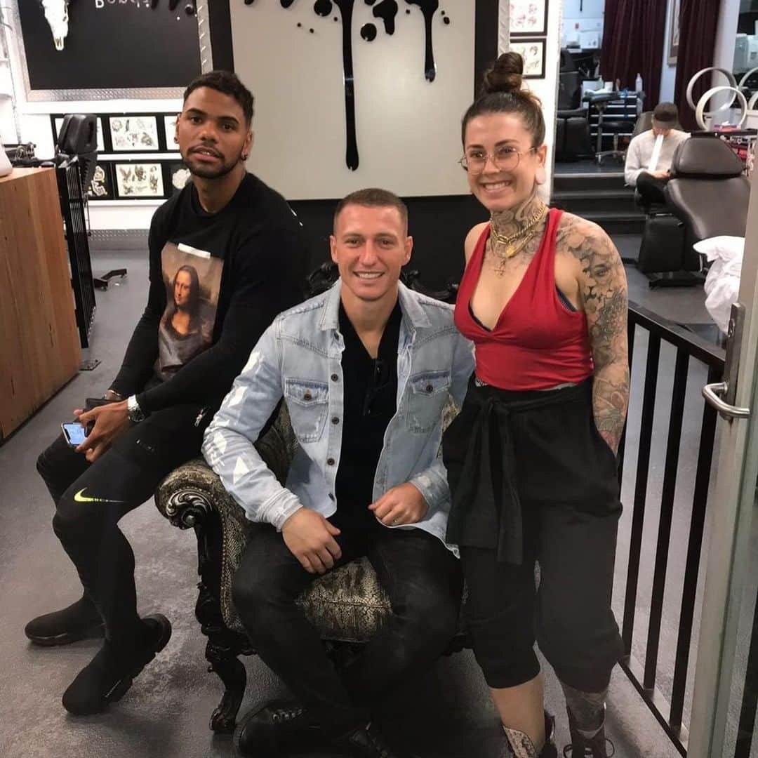 ミッチェル・デュークのインスタグラム：「Thank you to @whos__charlie for this 🔥 cover up tattoo yesterday @bondiink666 love your work will definitely be back for more 🤙🏼 and thanks @kwame.yeboah  being there to hold my hand through it all 🤪😂」