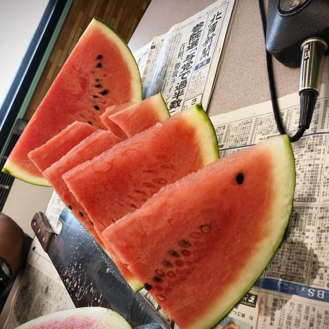 南早苗さんのインスタグラム写真 - (南早苗Instagram)「夏がやってきたよー！金沢すいかど〜ん！！ エフエム石川 毎週金曜日11時半から放送のFlyin' Pop内で「金沢すいか」をご紹介しました。 @ja_zennoh_ishikawa @ja.kanazawa.fureai  Bigサーイズ！！写真のスイカは13キロ〜15キロほどあるのだとか。 砂丘地で育てる金沢すいか。早朝に砂が一番冷えて、昼間は暑くなり、夜涼しくなる。この寒暖差により「金沢すいか」の甘みが増すそうです。 思わず目を丸くしてしまうほどの甘味の濃さ。シャリ感もたまらない✨さらに、スイカはこんなに香りも豊かなのだと新発見もありました。 リスナーさんへのプレゼントをいただきましたよ！金沢すいか1玉を5名様に。詳しくはエフエム石川「Flyin' Pop」のHPを！ また、JAタウン「かが・のと味自慢」のサイトでは、多くの方々に金沢すいかの美味しさを知ってもらいたい！との思いから、7/15まで金沢すいかのキャンペーンを実施中。お得に金沢すいかを購入できるそうです☺️ #金沢すいか #JA全農いしかわ #JA金沢市 #スイカ #夏 #エフエム石川 #FlyinPop」6月29日 10時52分 - minamisanae