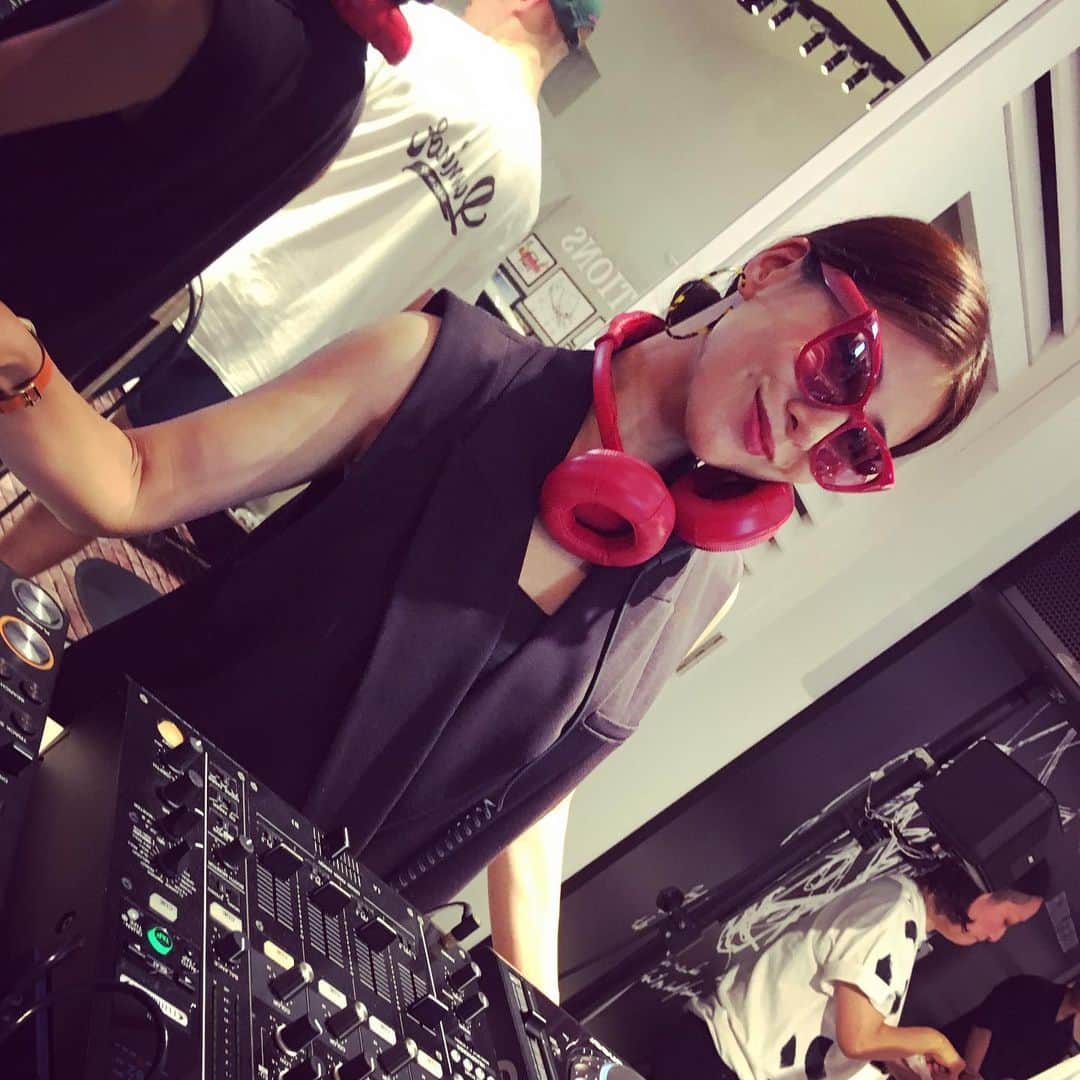 DJ AMIGAのインスタグラム：「昨日はMINI 60th イベントでした🚗  今日と明日も表参道 @SO-CAL LINK OMOTESANDO で 6.29 sat 16:00-18:00 6.30 sun 14:00-16:00 DJしていますので、お近くの方は是非！ MINIの６０年の歴史を展示したギャラリーコーナーは見ごたえあります。  #mini #mini60th #minicooper  #party #djlife #tokyo #dj #djamiga」